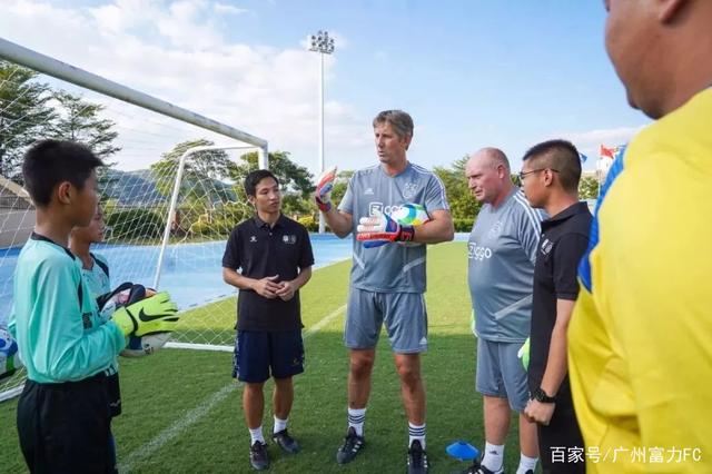 包含重磅！国际比赛日上海久事备战足总杯赛后广州队调整名单——欧联节点到来，阿贾克斯围绕CBA季后赛止住颓势的词条